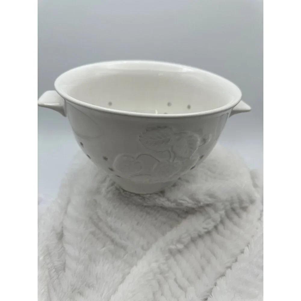 DesignPac Strawberry Embossed White Ceramic Colander - Picture 2 of 6